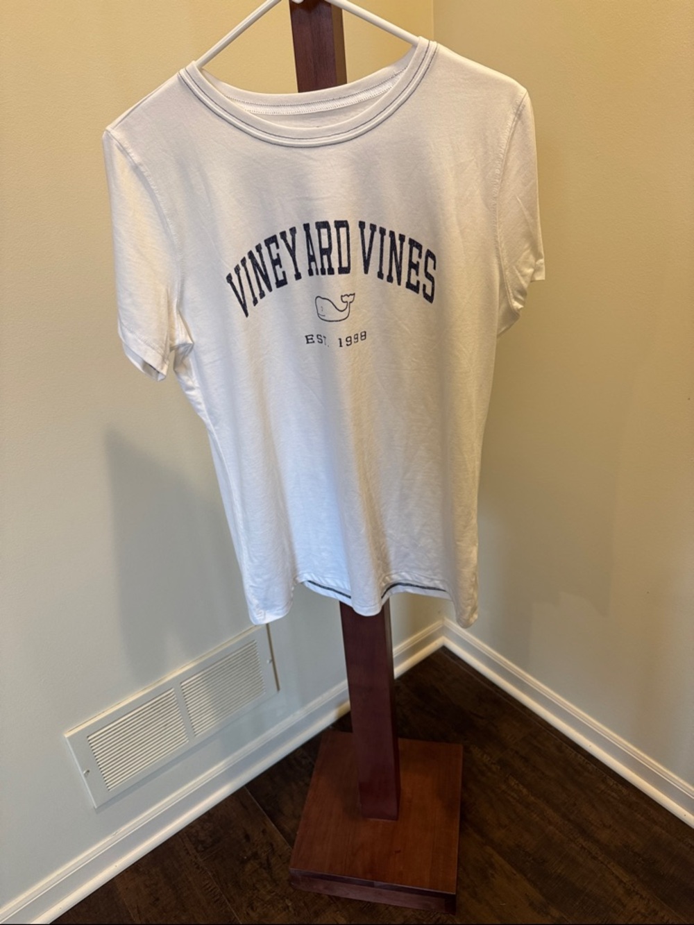 Vineyard Vines White Tee with Navy logo sz M